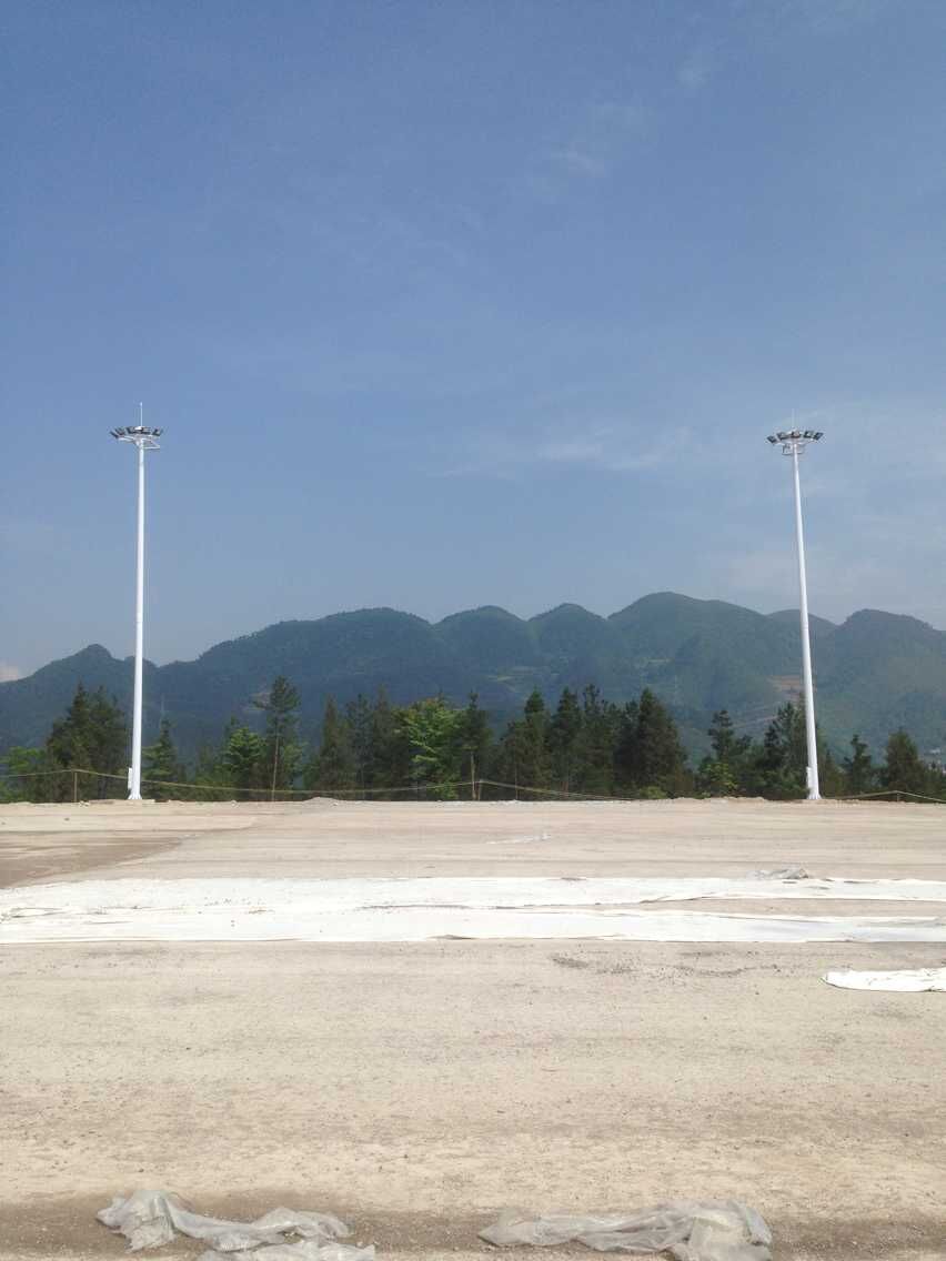 黔恩高速收费站高杆灯顺利竖灯